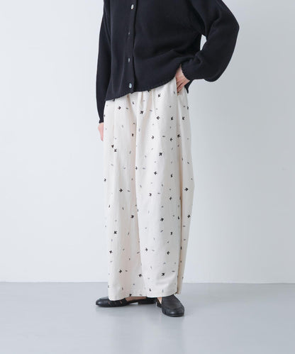 燕子刺繡休閒褲