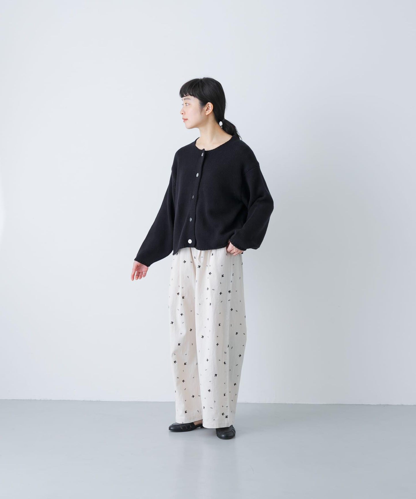 燕子刺繡休閒褲