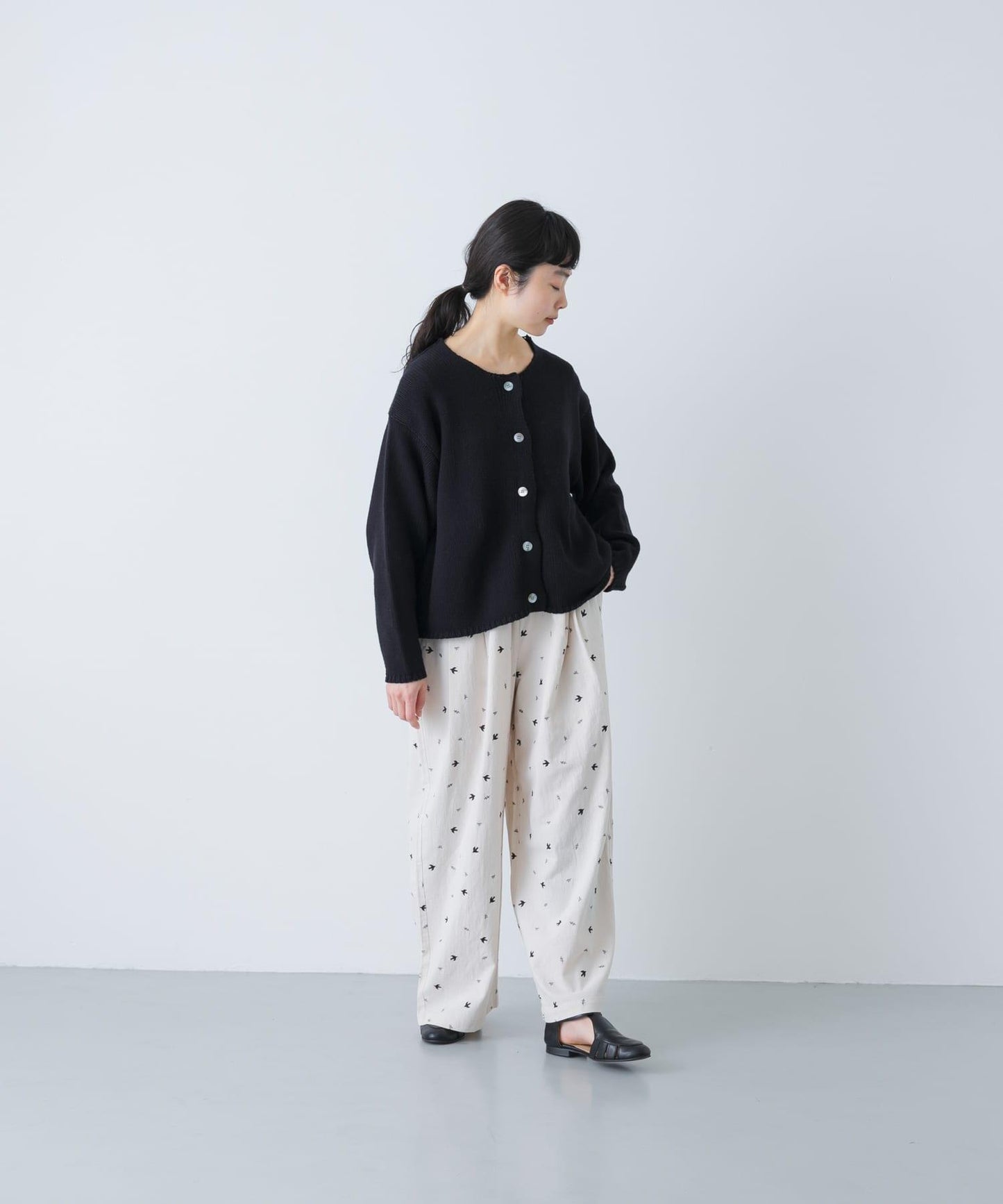 燕子刺繡休閒褲