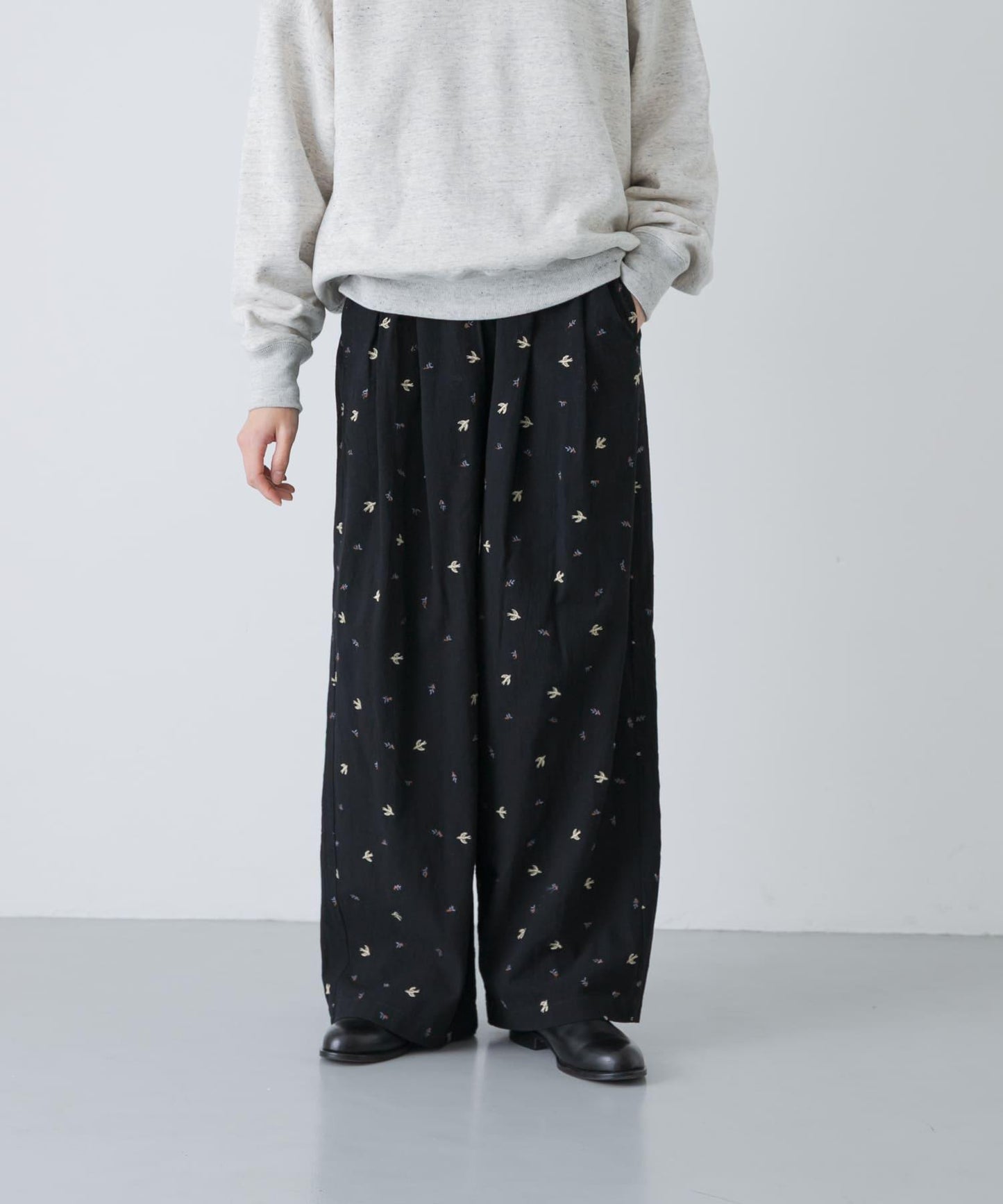 燕子刺繡休閒褲