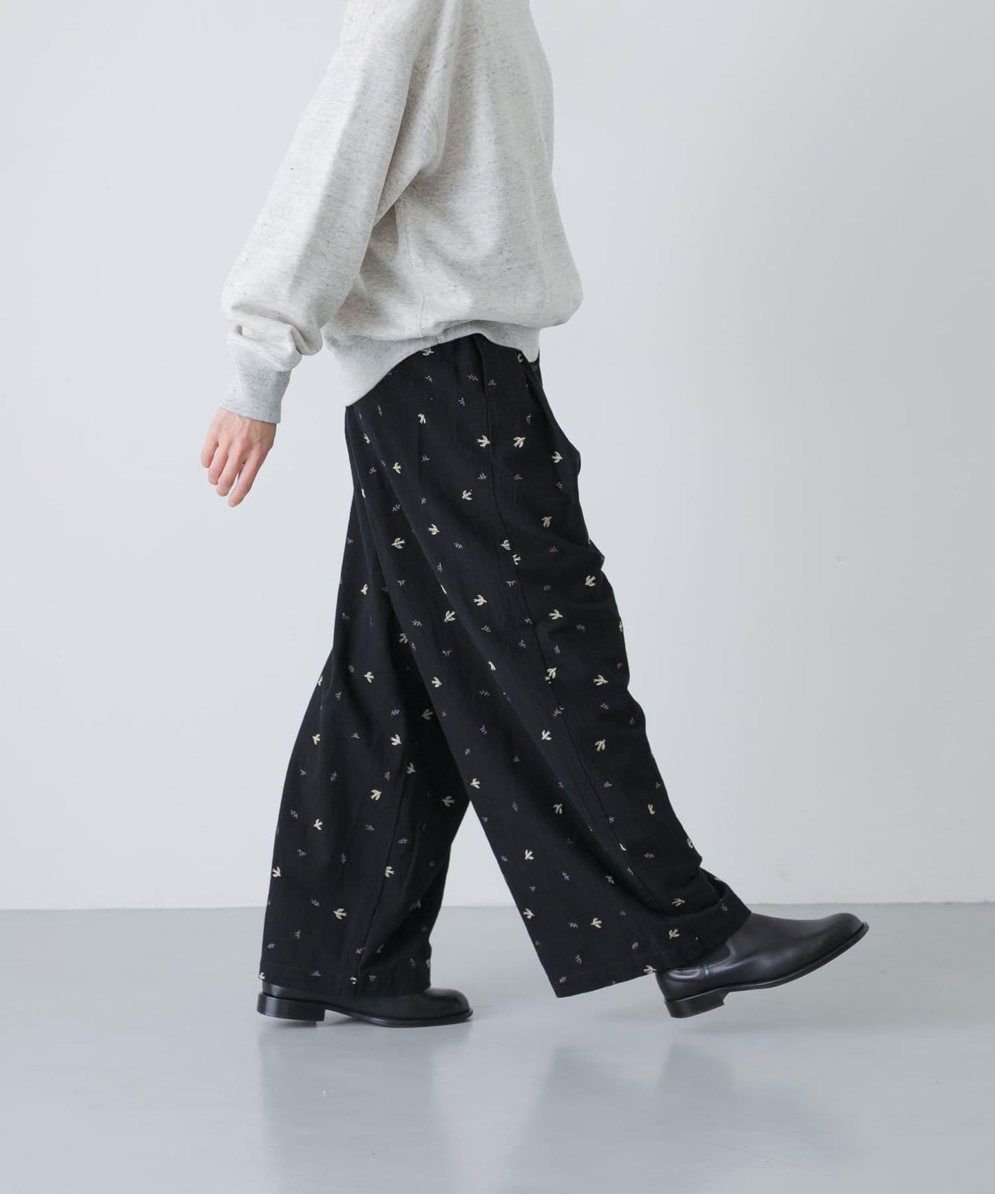 燕子刺繡休閒褲