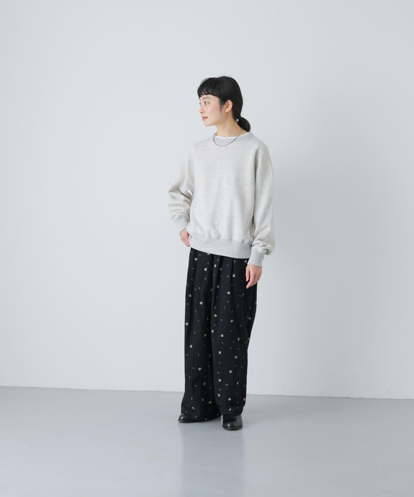 燕子刺繡休閒褲