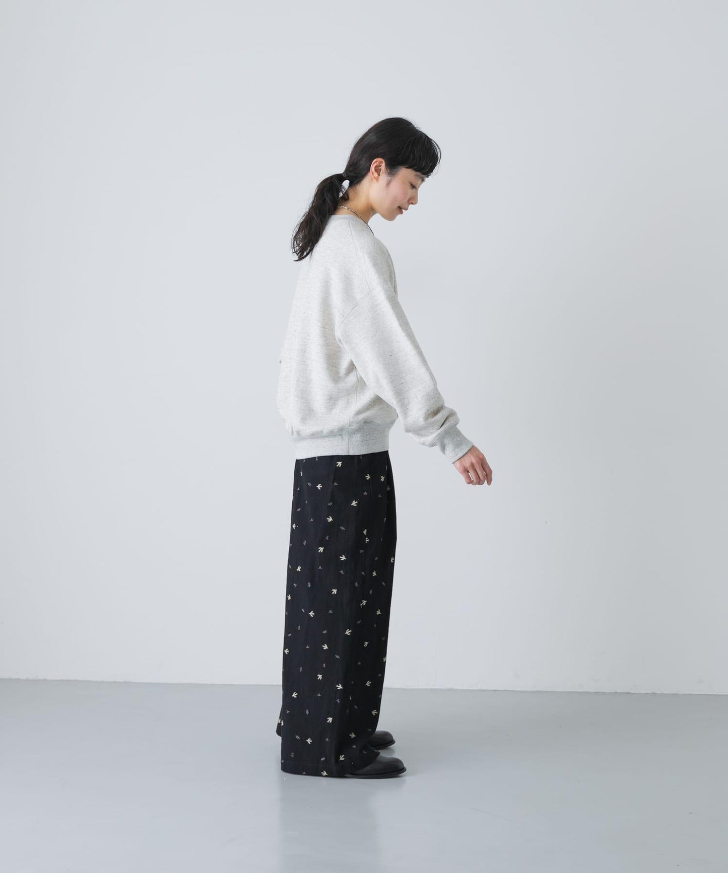 燕子刺繡休閒褲