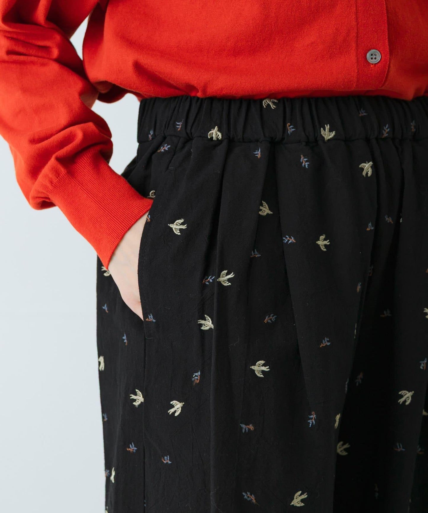 燕子刺繡休閒褲