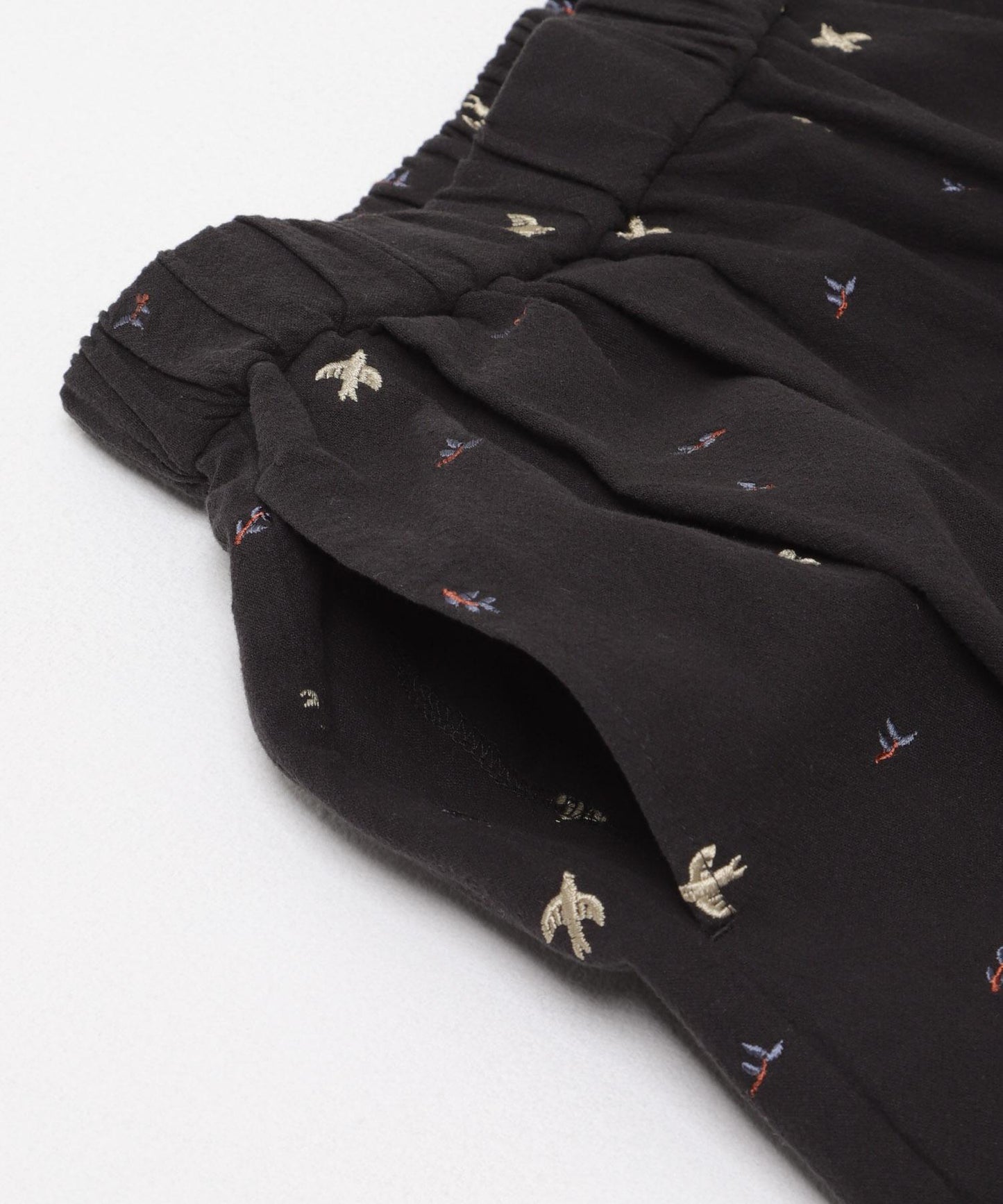 燕子刺繡休閒褲