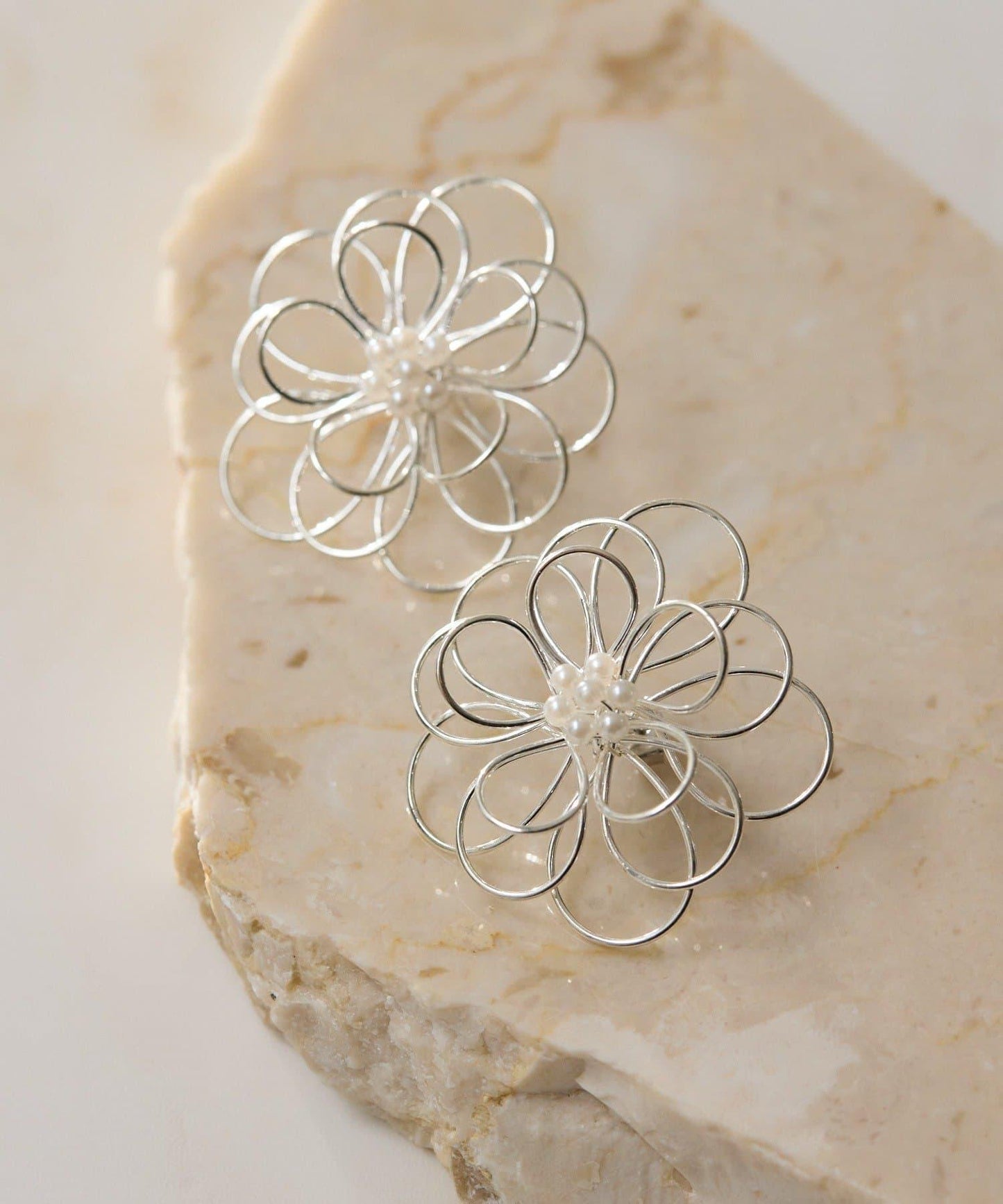 花朵珍珠金屬線設計耳環