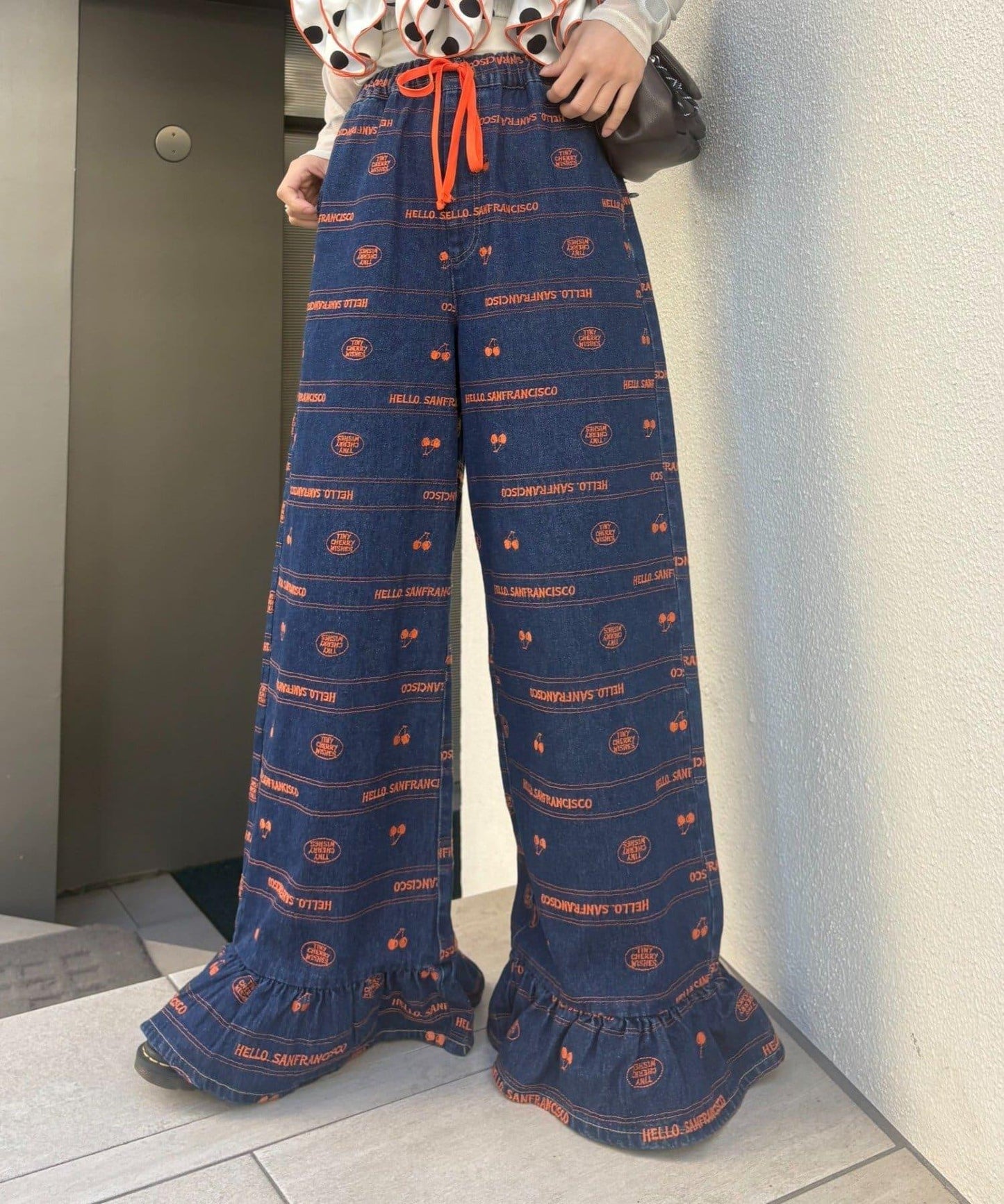 HELLO.SANFRANCISCO/ハローサンフランシスコ 褲腳荷葉邊滿版刺繡寬鬆牛仔褲