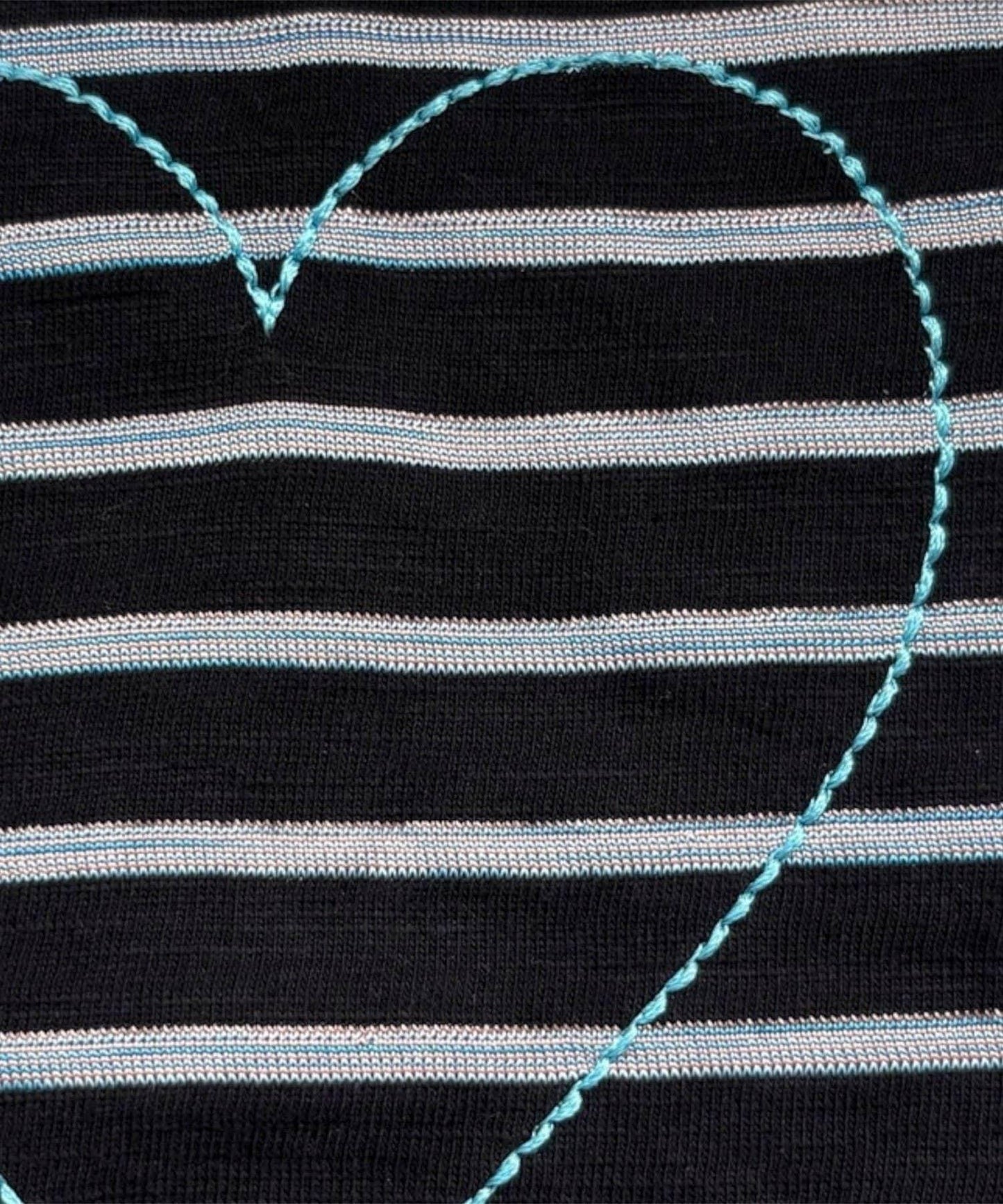 條紋心形刺繡寬鬆長袖T恤（新款）