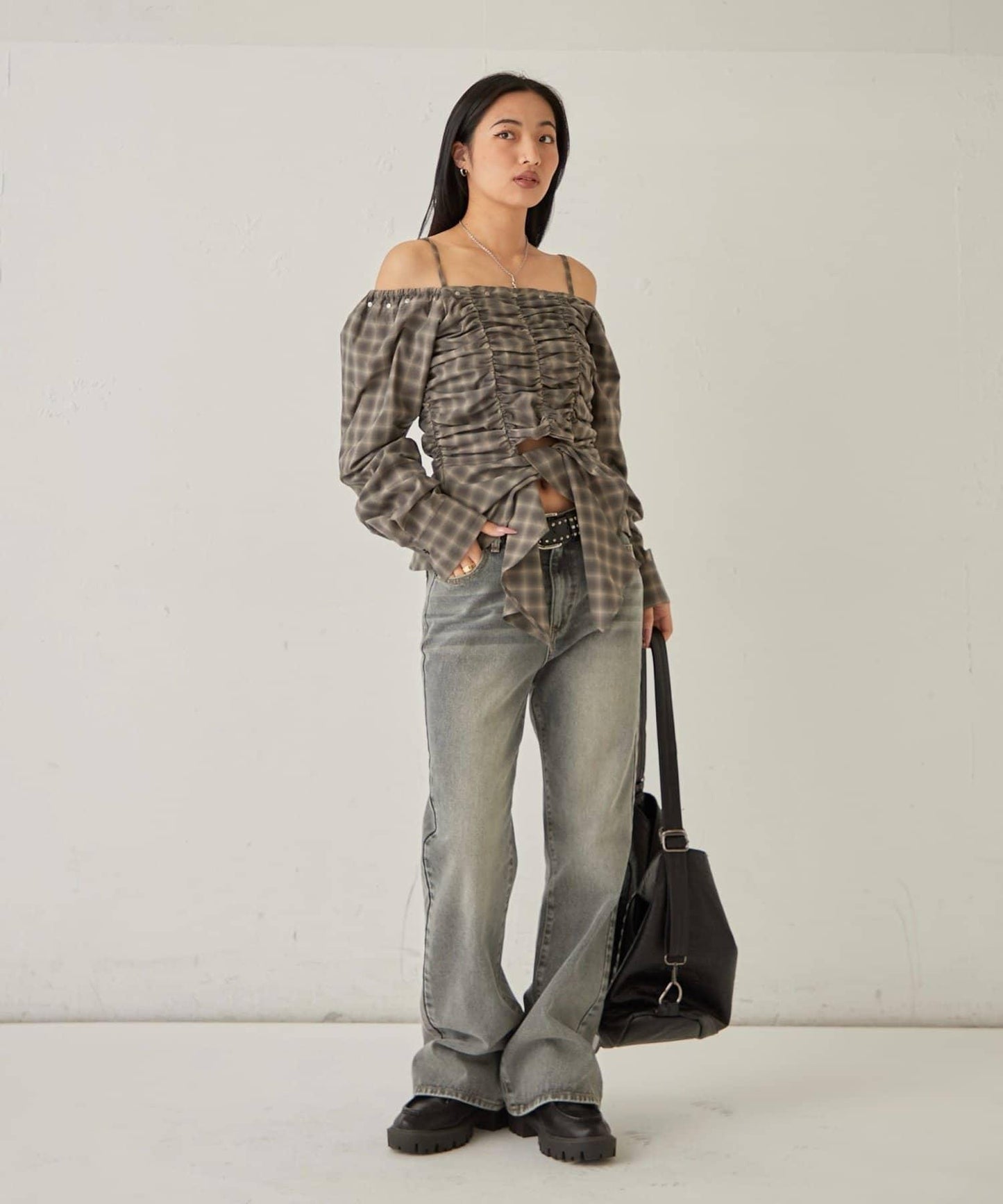 不對稱下襬 抽褶 一字肩 ASYM HEM GATHER OFF-SHOULDER BLOUSE 上衣