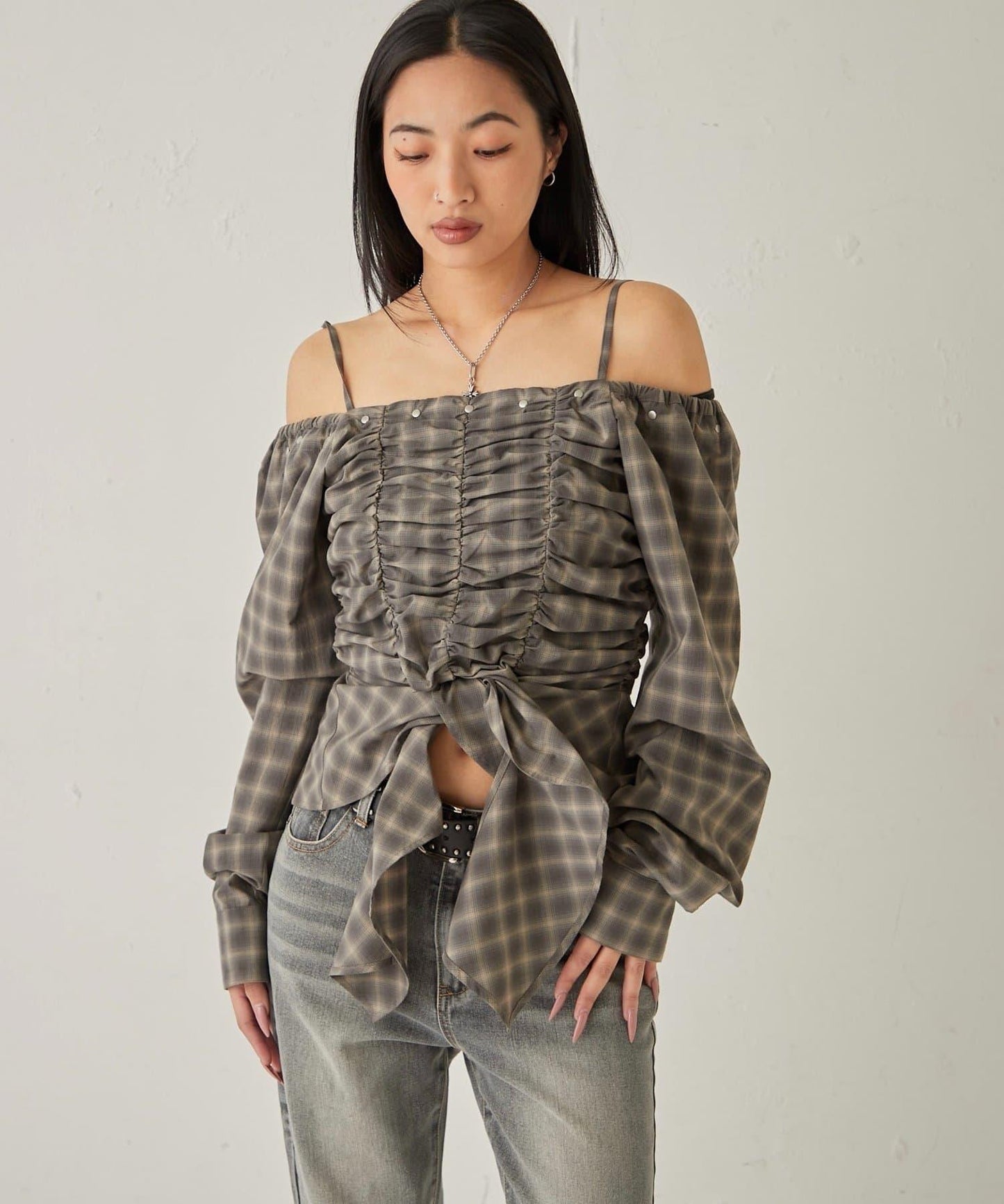 不對稱下襬 抽褶 一字肩 ASYM HEM GATHER OFF-SHOULDER BLOUSE 上衣