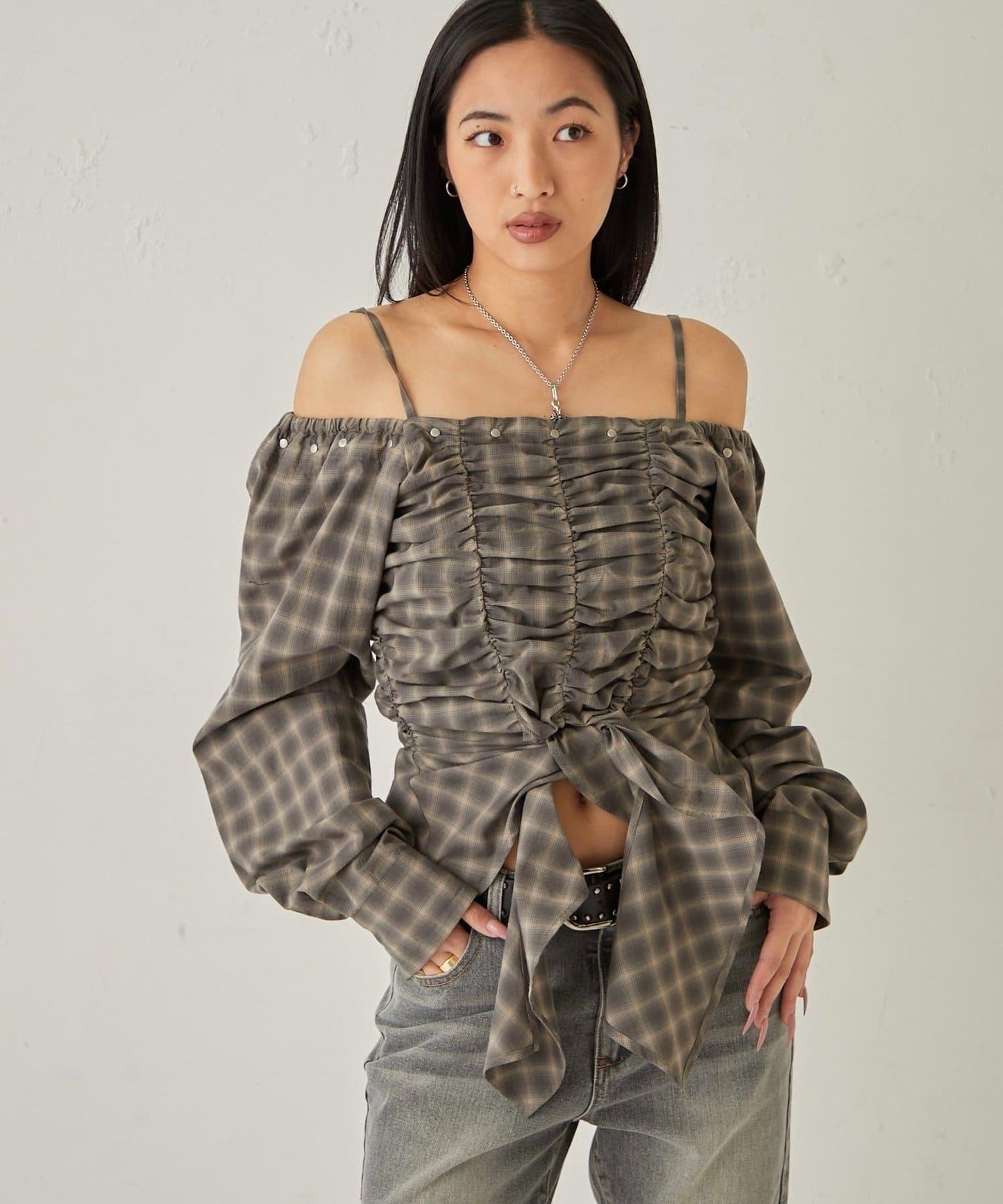 不對稱下襬 抽褶 一字肩 ASYM HEM GATHER OFF-SHOULDER BLOUSE 上衣