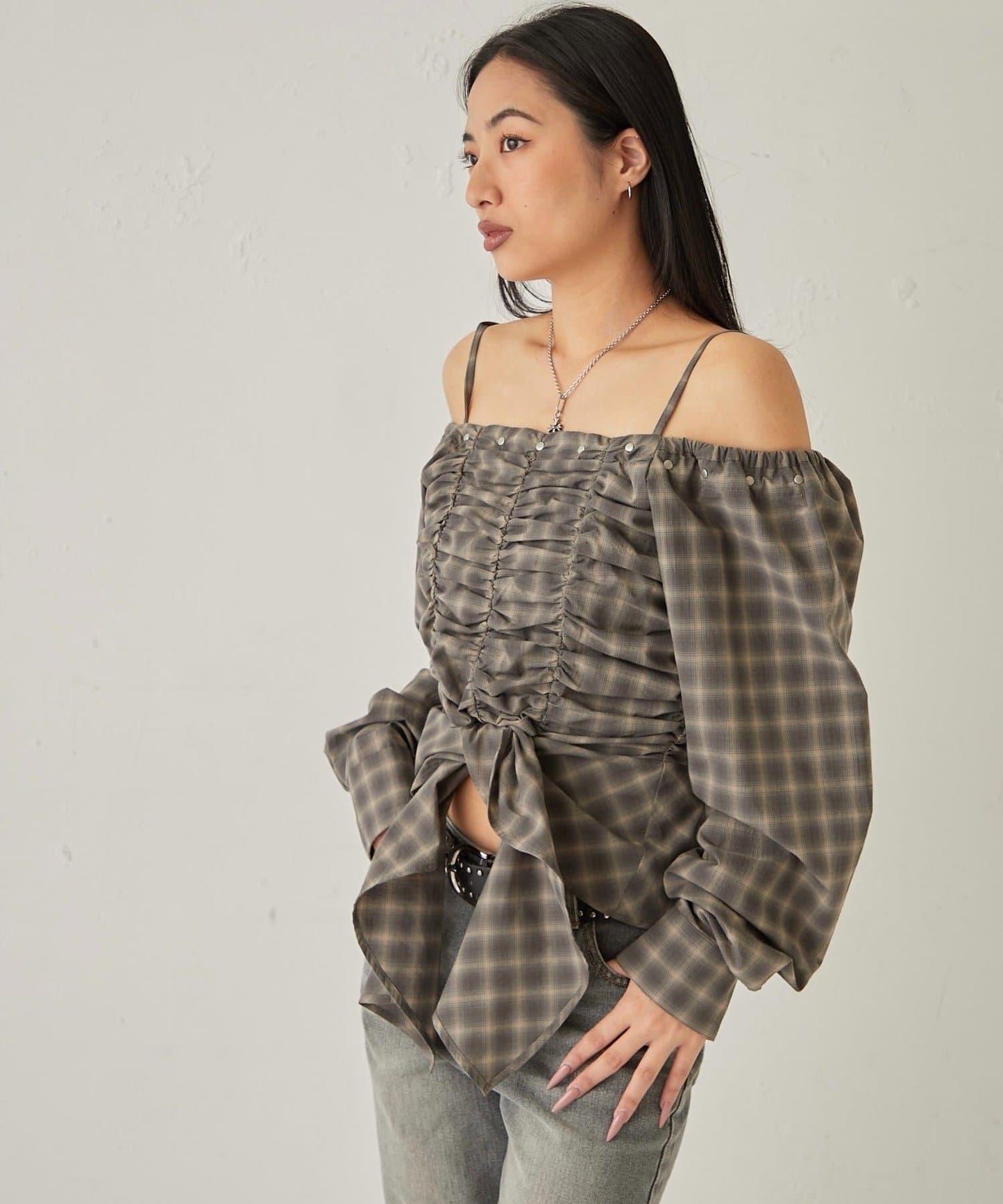 不對稱下襬 抽褶 一字肩 ASYM HEM GATHER OFF-SHOULDER BLOUSE 上衣