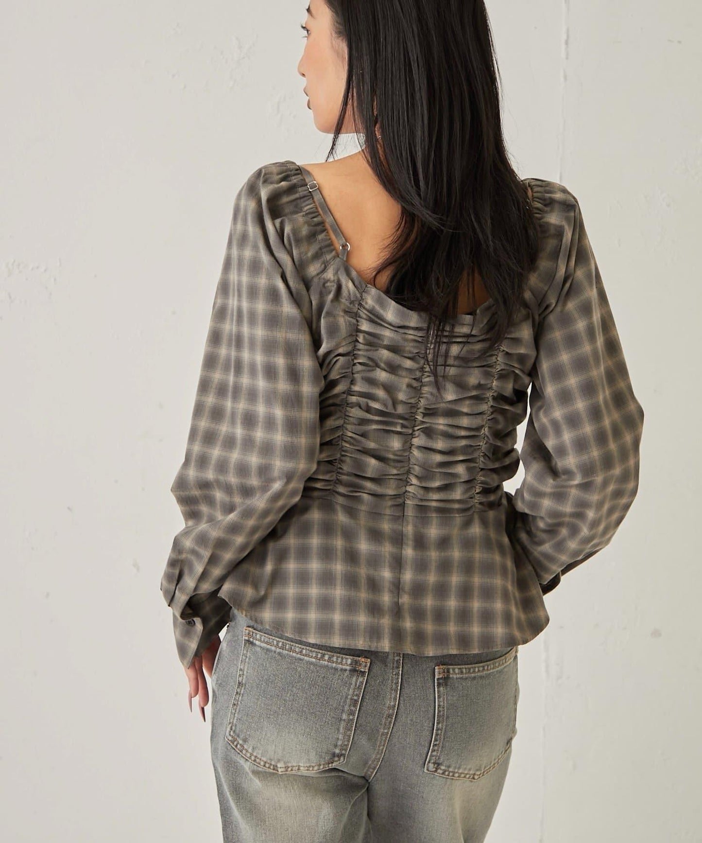 不對稱下襬 抽褶 一字肩 ASYM HEM GATHER OFF-SHOULDER BLOUSE 上衣
