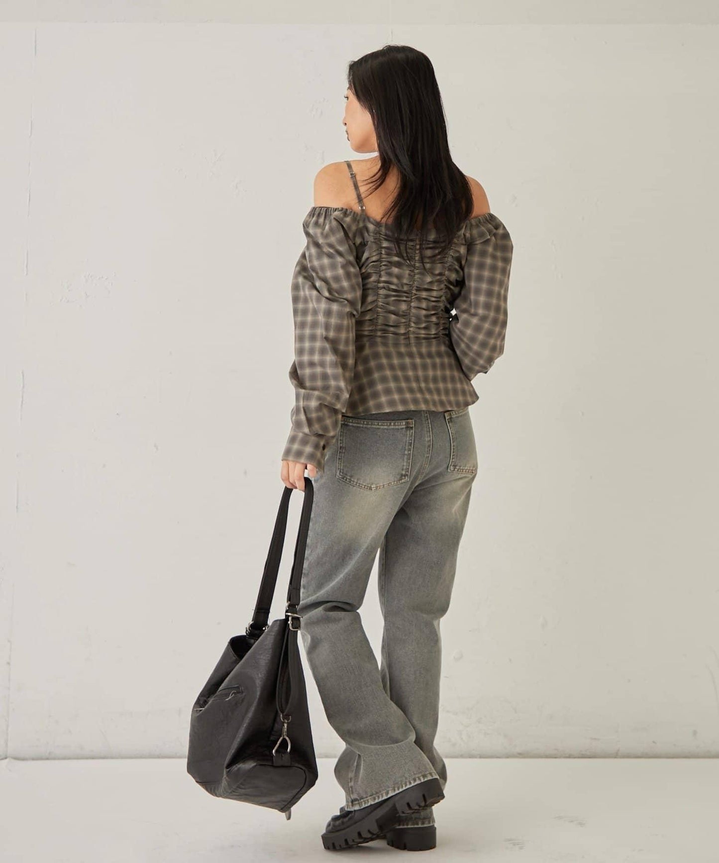 不對稱下襬 抽褶 一字肩 ASYM HEM GATHER OFF-SHOULDER BLOUSE 上衣