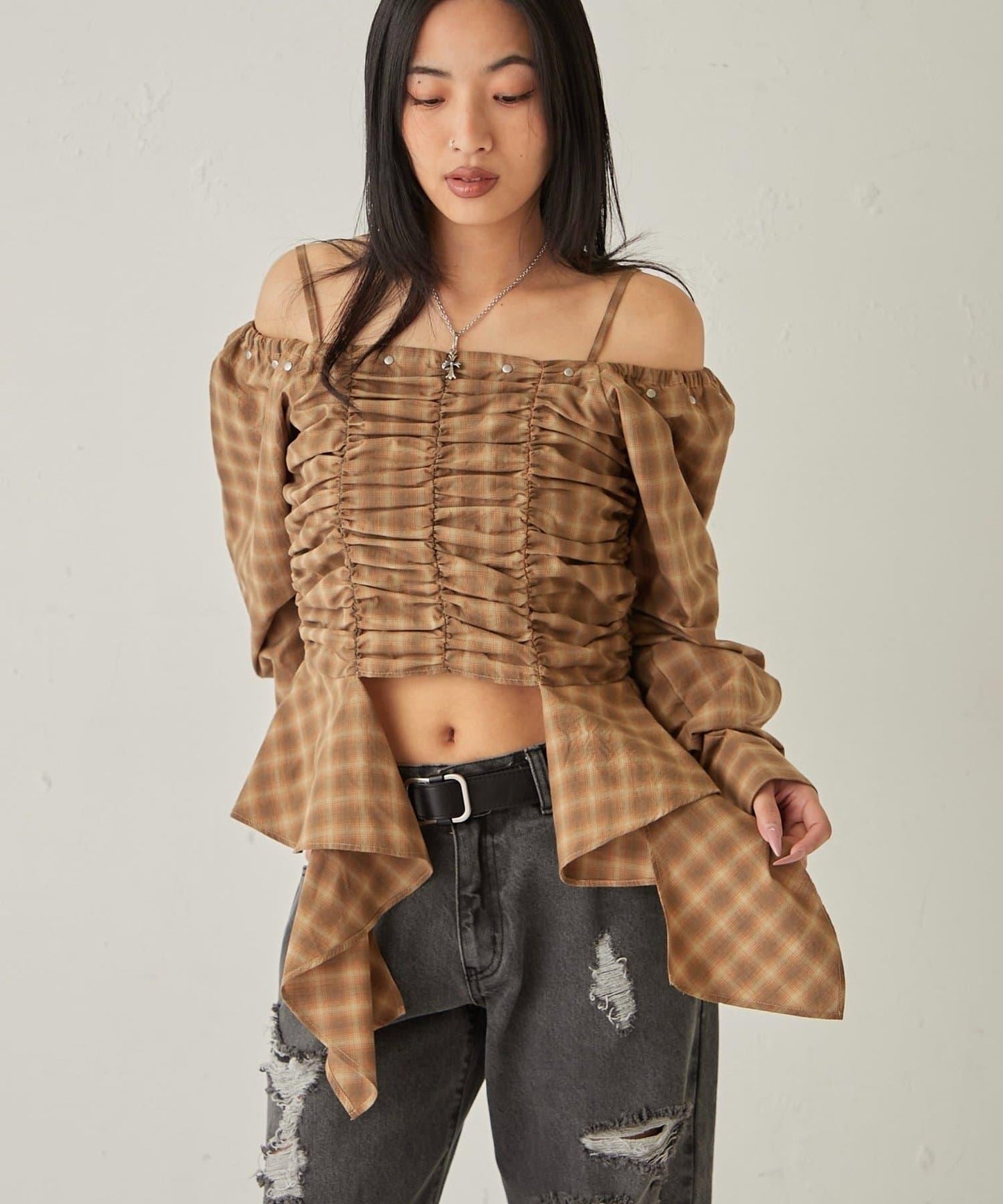 不對稱下襬 抽褶 一字肩 ASYM HEM GATHER OFF-SHOULDER BLOUSE 上衣