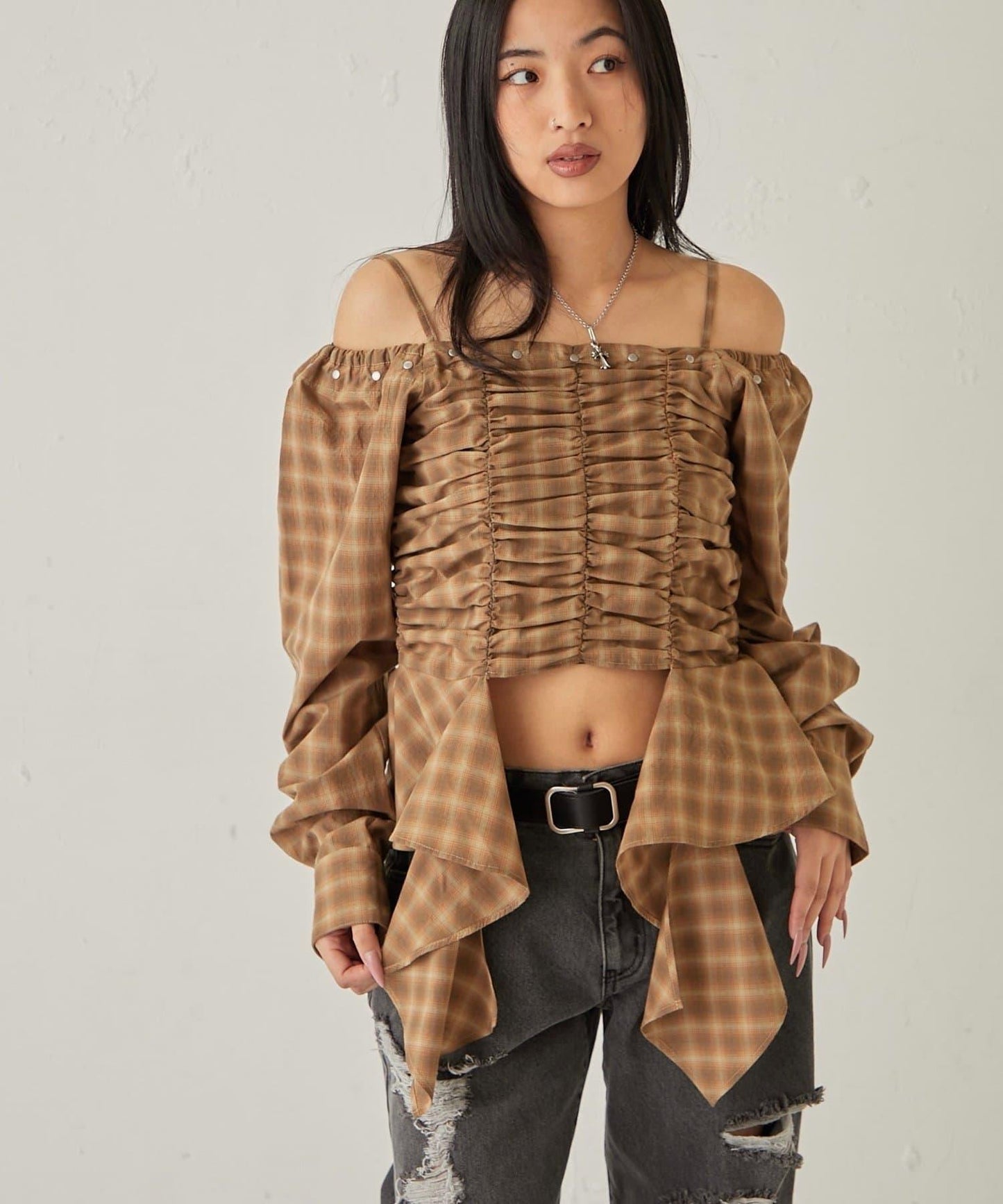 不對稱下襬 抽褶 一字肩 ASYM HEM GATHER OFF-SHOULDER BLOUSE 上衣