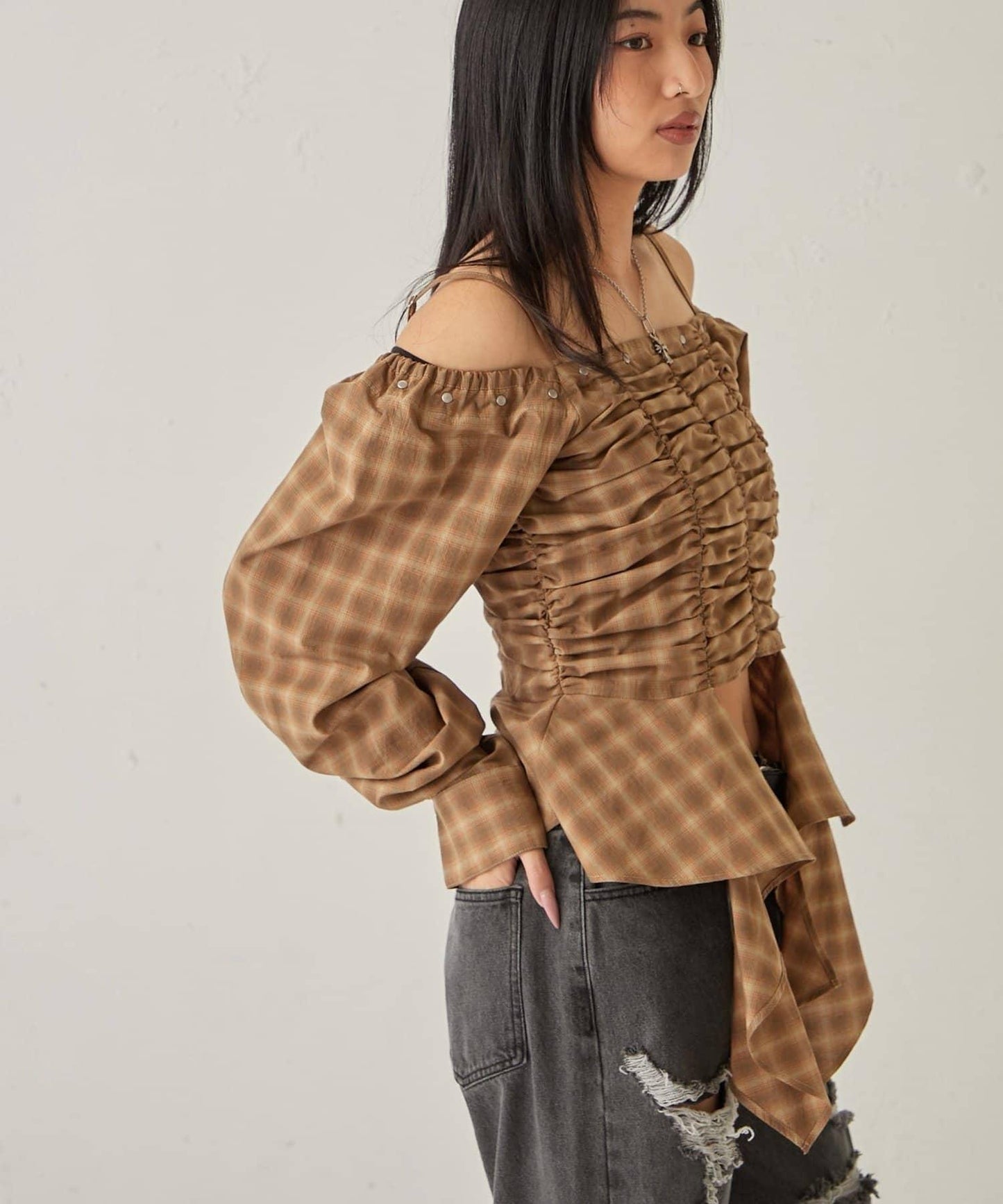 不對稱下襬 抽褶 一字肩 ASYM HEM GATHER OFF-SHOULDER BLOUSE 上衣