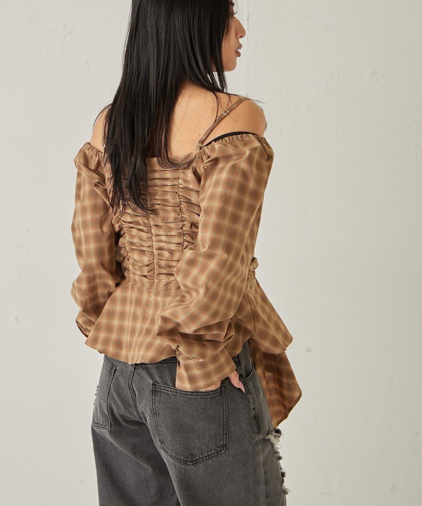 不對稱下襬 抽褶 一字肩 ASYM HEM GATHER OFF-SHOULDER BLOUSE 上衣