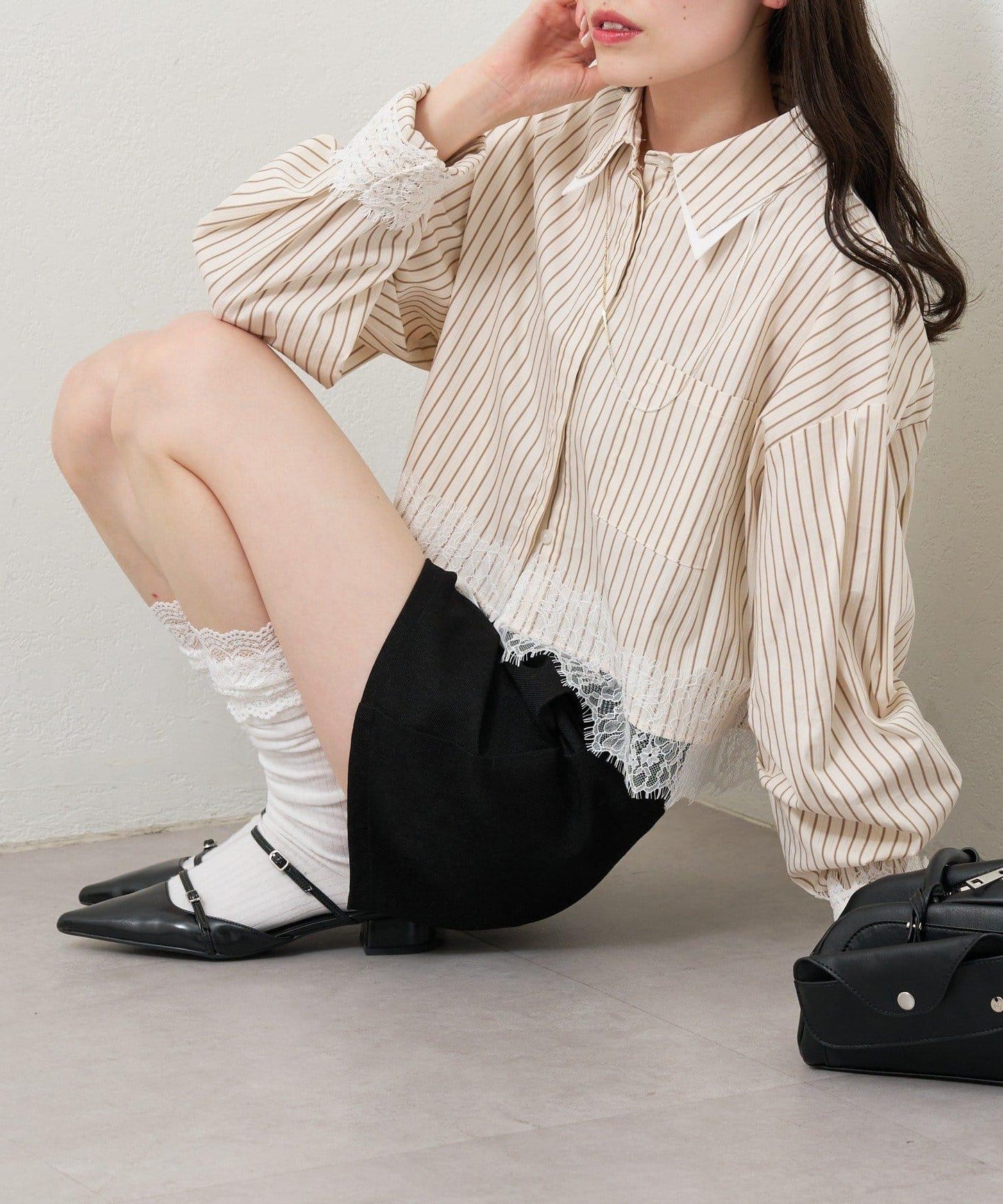 條紋下襬蕾絲襯衫