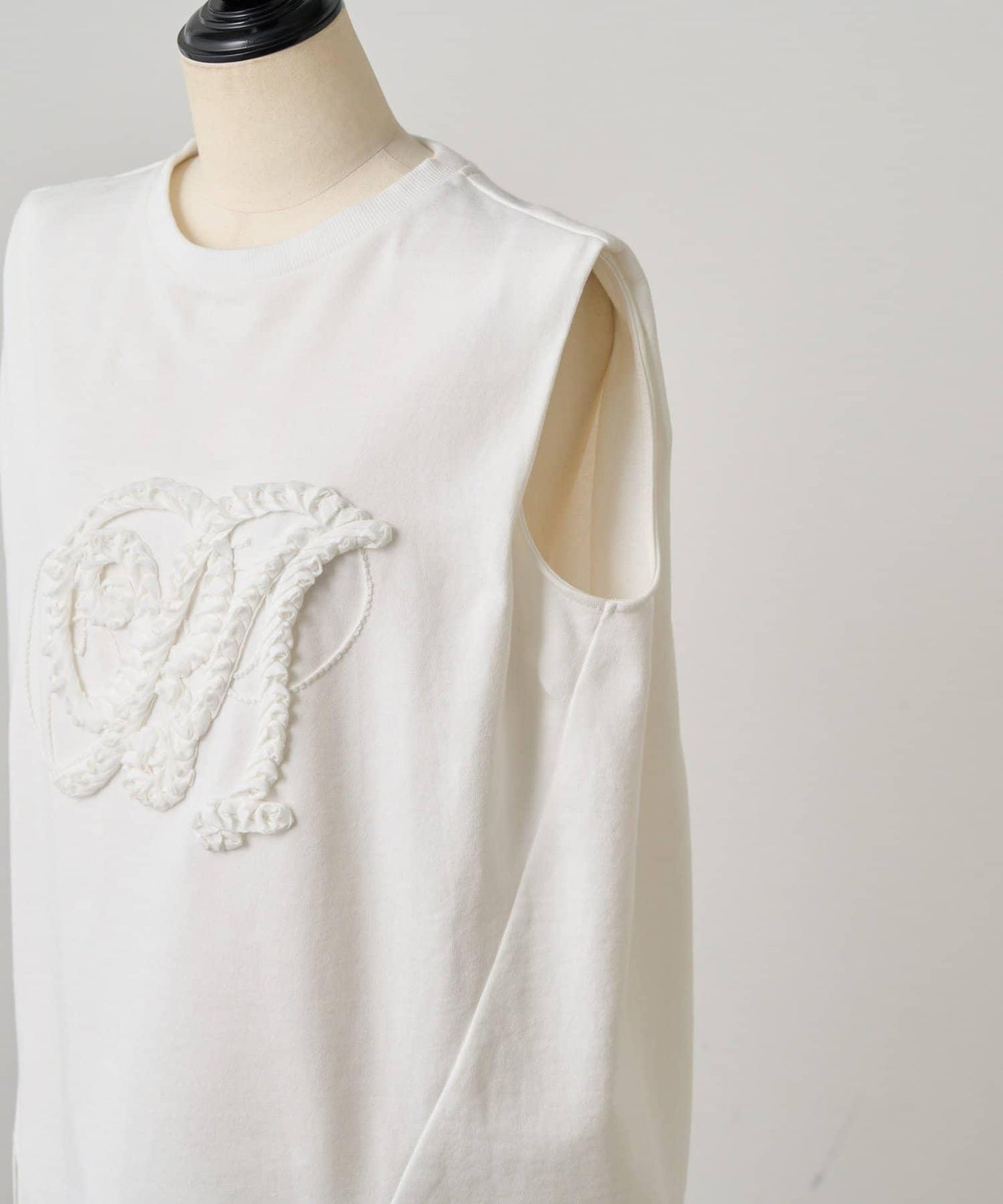 BA刺繡設計休閒上衣