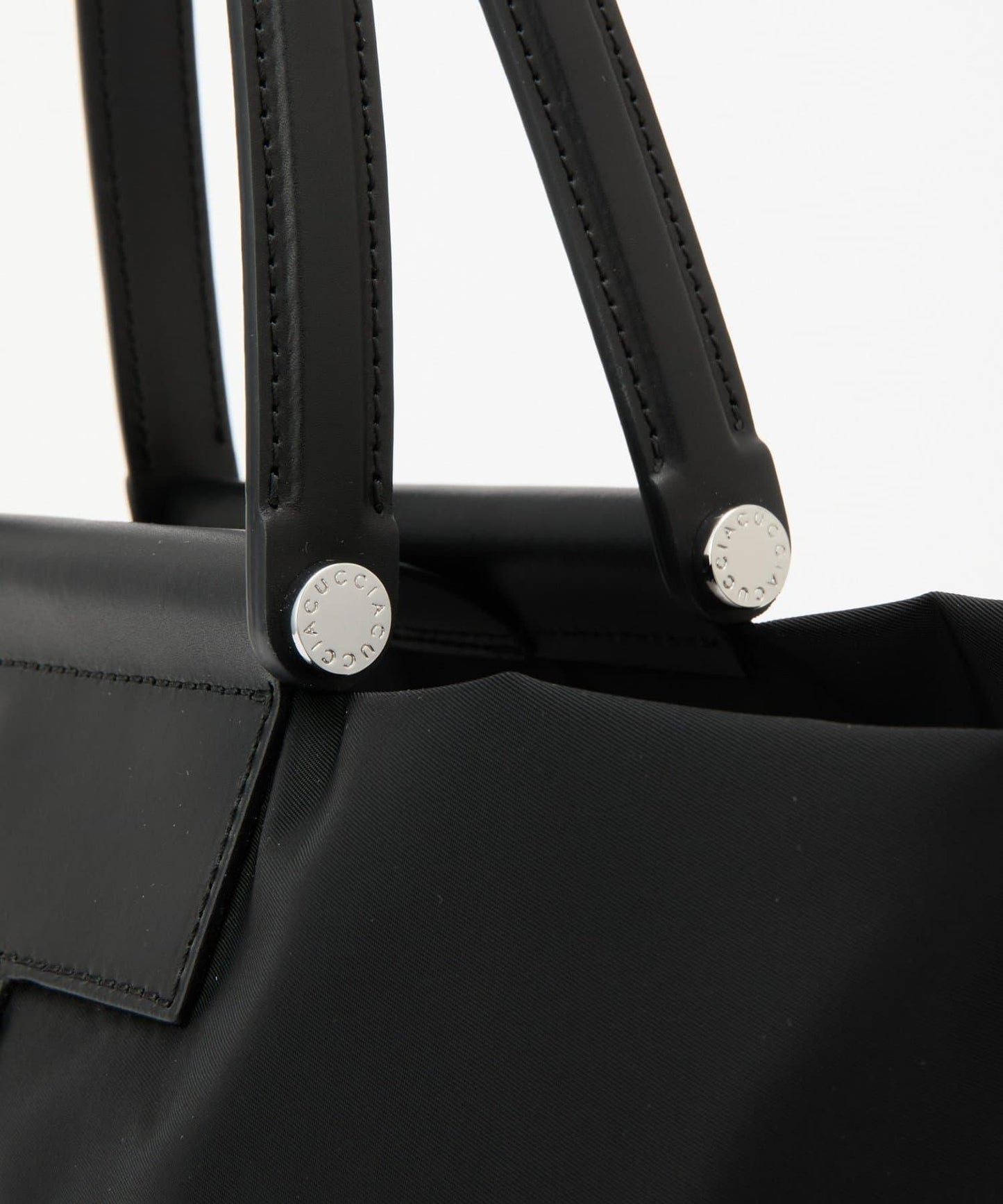 ソルベット、M、NYLON/RUGA 中沒有出現可識別的“子品類”（如包、錢包、揹包等），而規則禁止擅自補充未給出的信息。因此只能忠實保留原有內容，不添加不存在的品類詞。 最終輸出如下： ソルベット M NYLON/RUGA