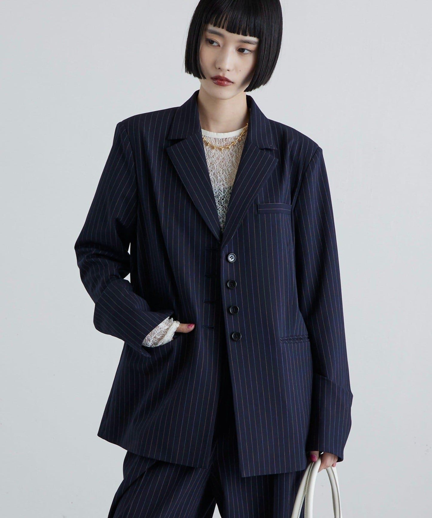 後拉鍊單排扣夾克