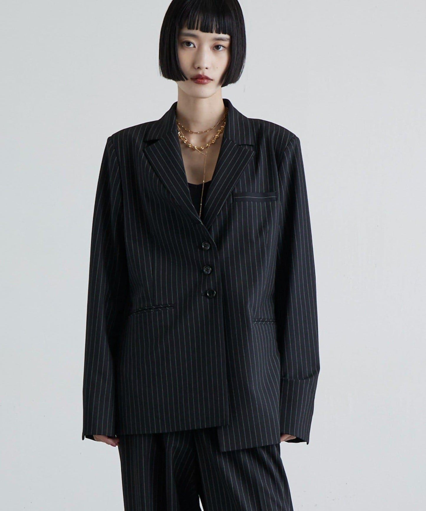 後拉鍊單排扣夾克