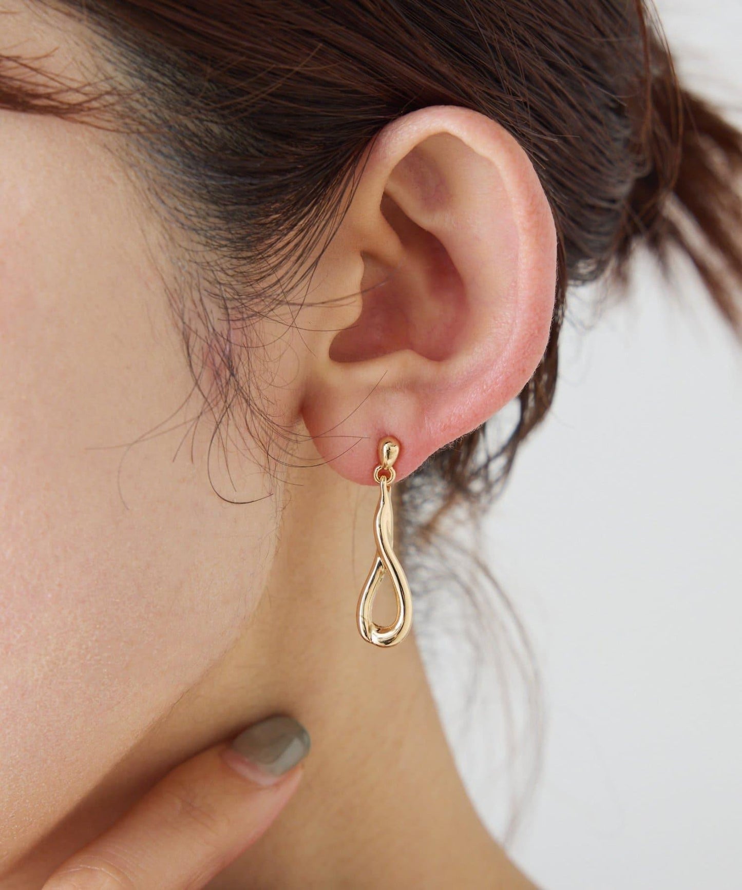 PAPILLONNER/パピヨネ 扭紋垂墜耳飾