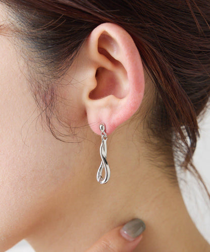 PAPILLONNER/パピヨネ 扭紋垂墜耳飾