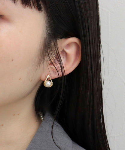 中央珍珠水滴耳釘