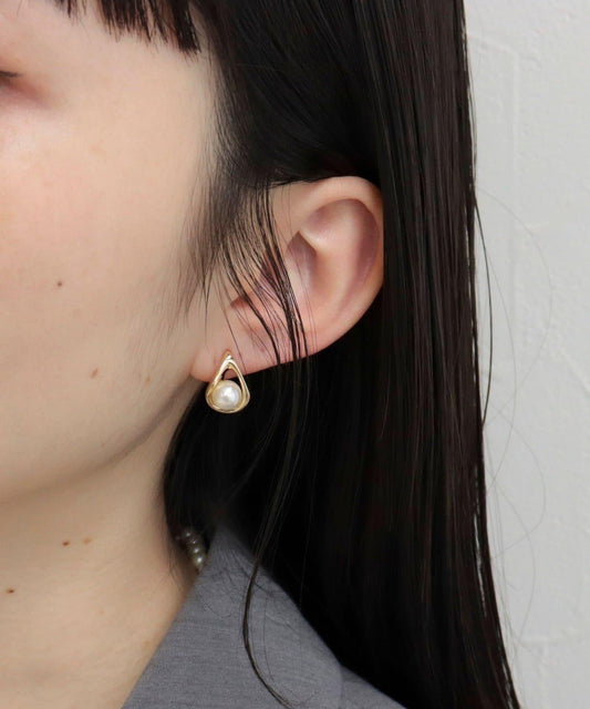 中央珍珠水滴耳釘