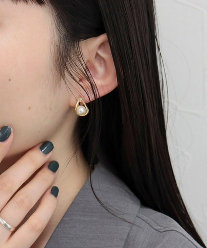 中央珍珠水滴耳釘