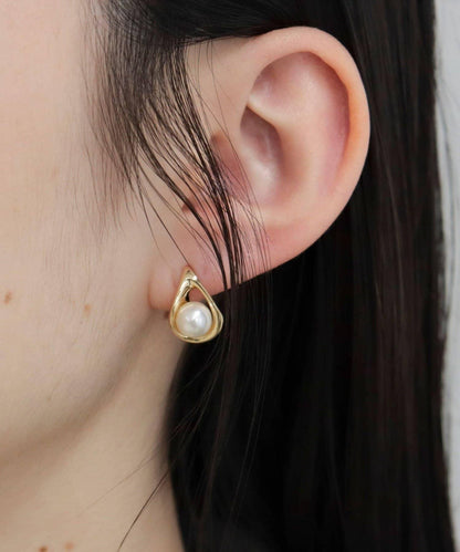 中央珍珠水滴耳釘