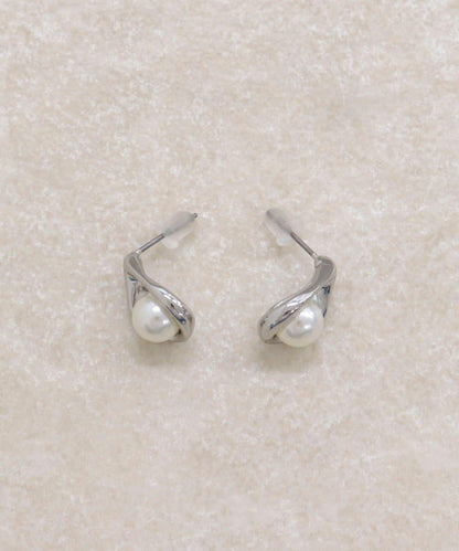 中央珍珠水滴耳釘