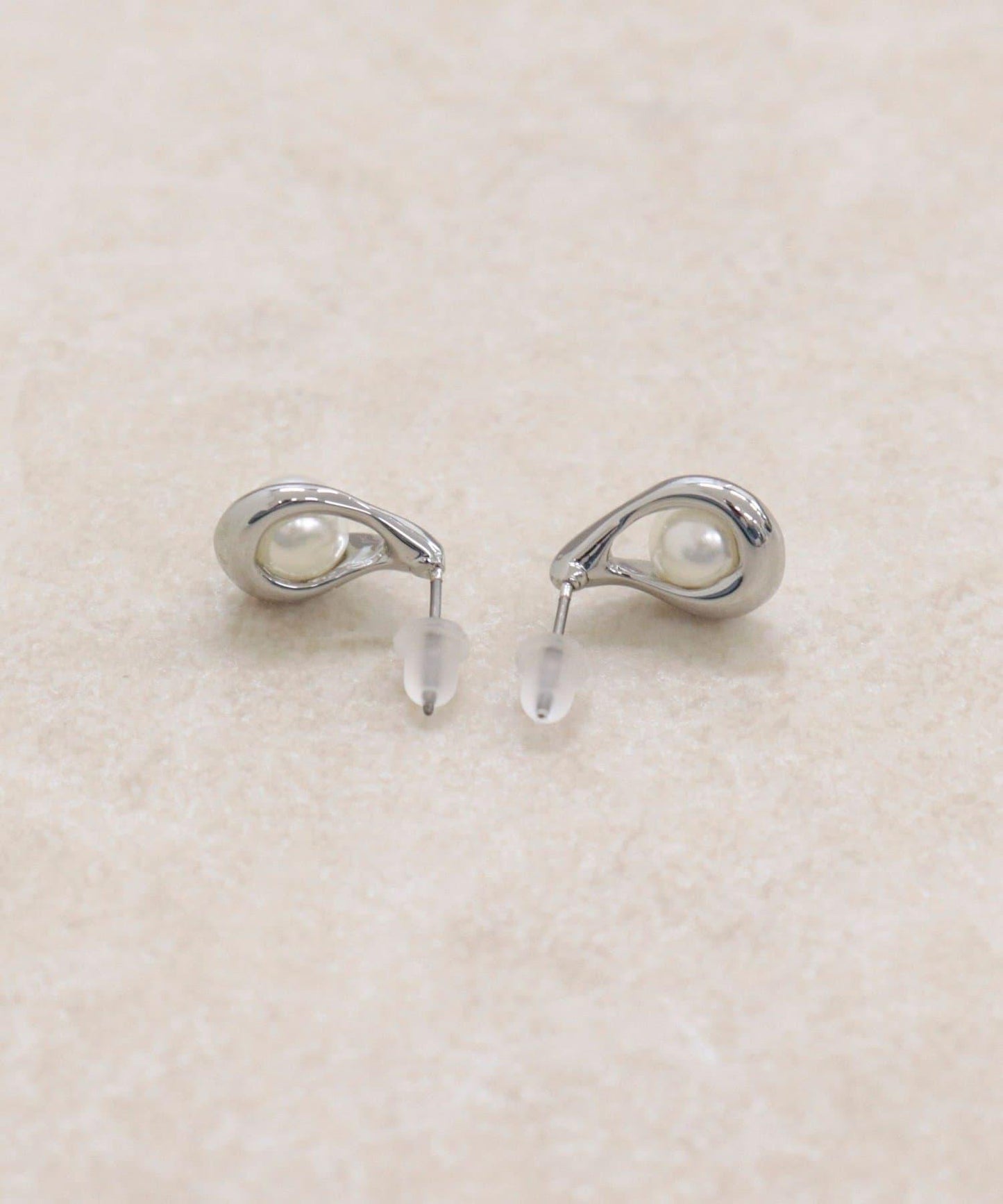 中央珍珠水滴耳釘
