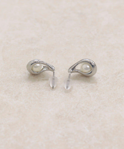中央珍珠水滴耳釘