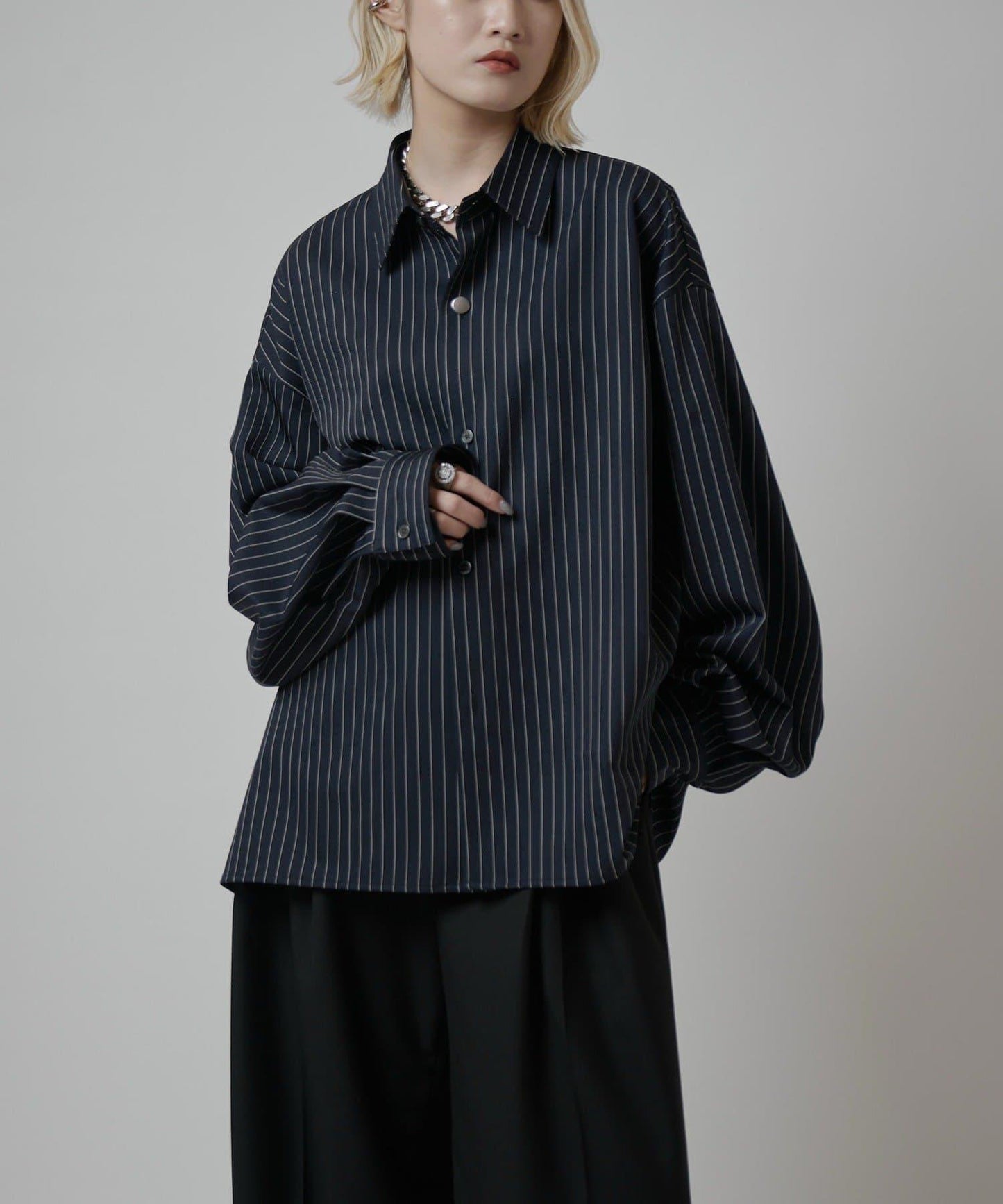 Neucon 泡泡袖寬鬆版型條紋襯衫