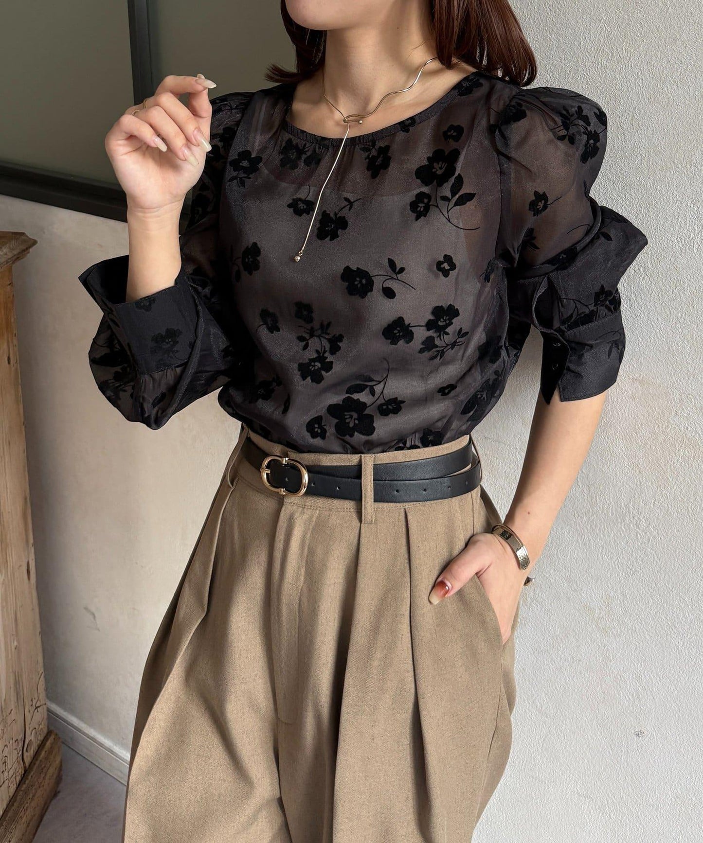 花卉圖案歐根紗短款襯 blouse（不翻譯英文） blous → 輕薄感歐根紗花卉圖案上衣（更正） 最終商品名： 花卉圖案歐根紗上衣