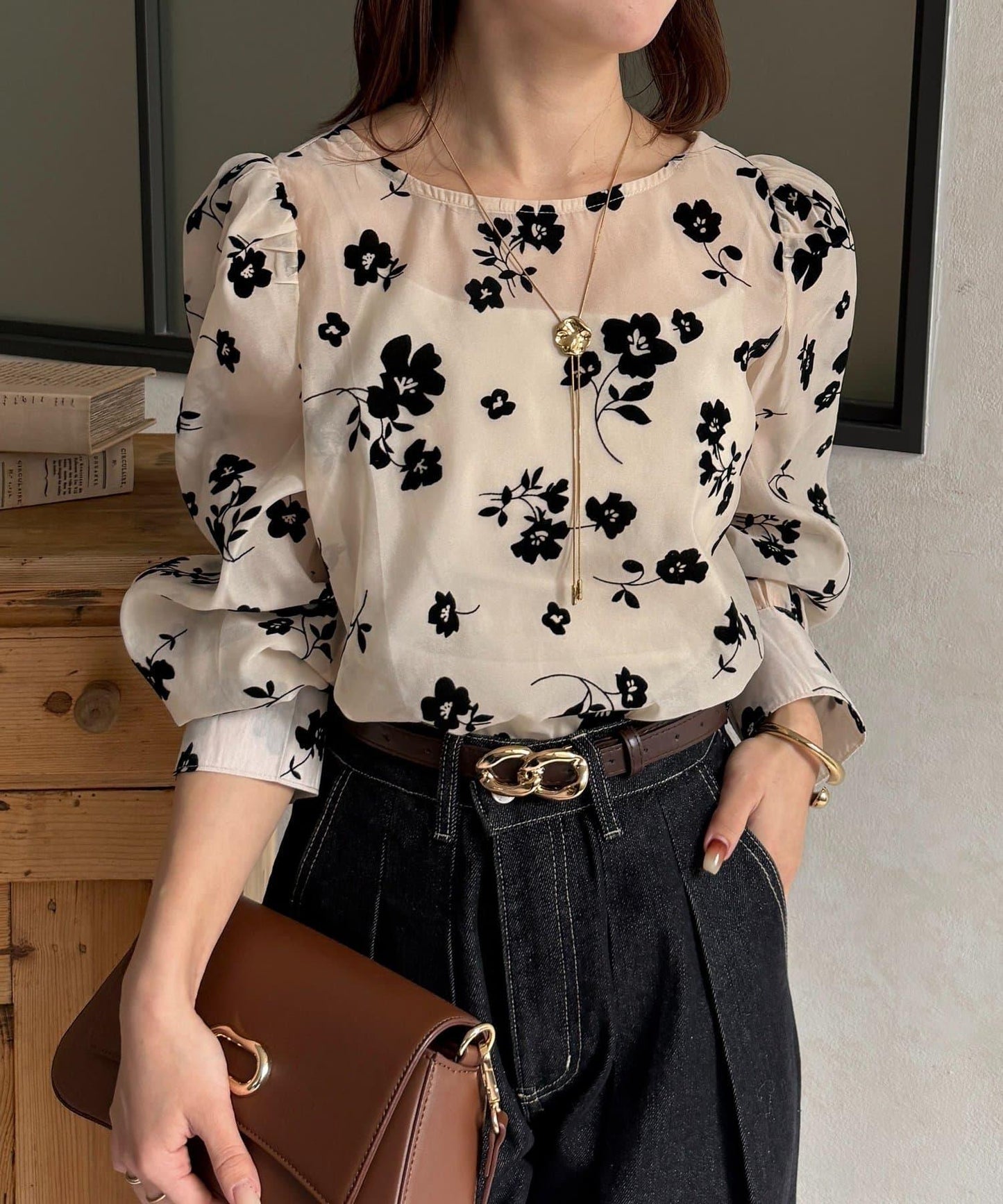 花卉圖案歐根紗短款襯 blouse（不翻譯英文） blous → 輕薄感歐根紗花卉圖案上衣（更正） 最終商品名： 花卉圖案歐根紗上衣