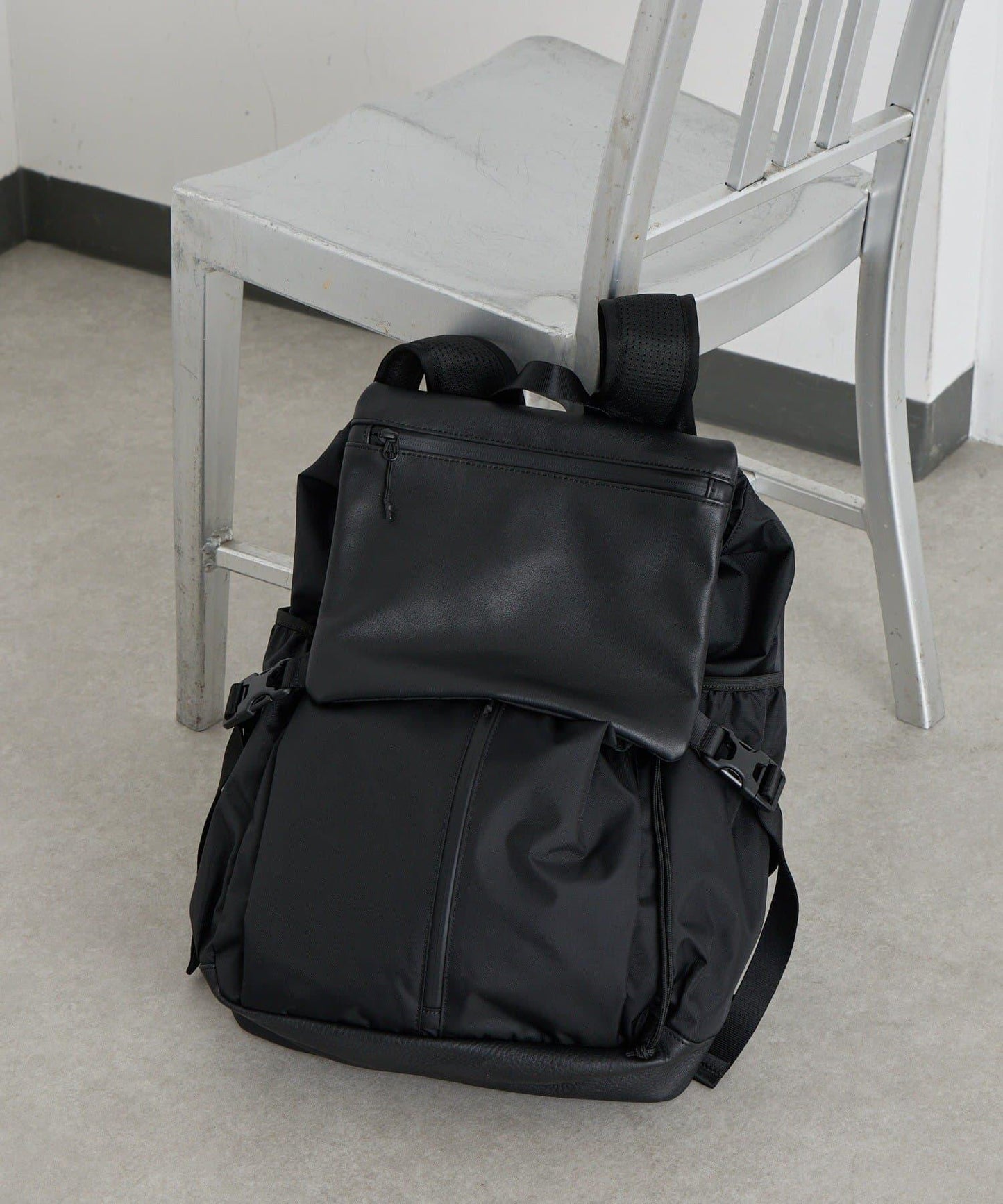 ouchi監修 皮革拼接輕量雙肩包