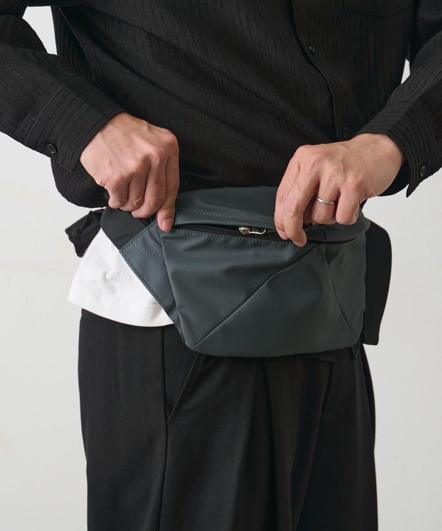 防撕裂面料斜挎包