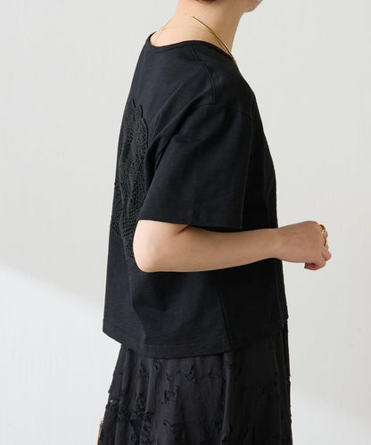 單穿即可完成造型 鉤編拼接 T恤