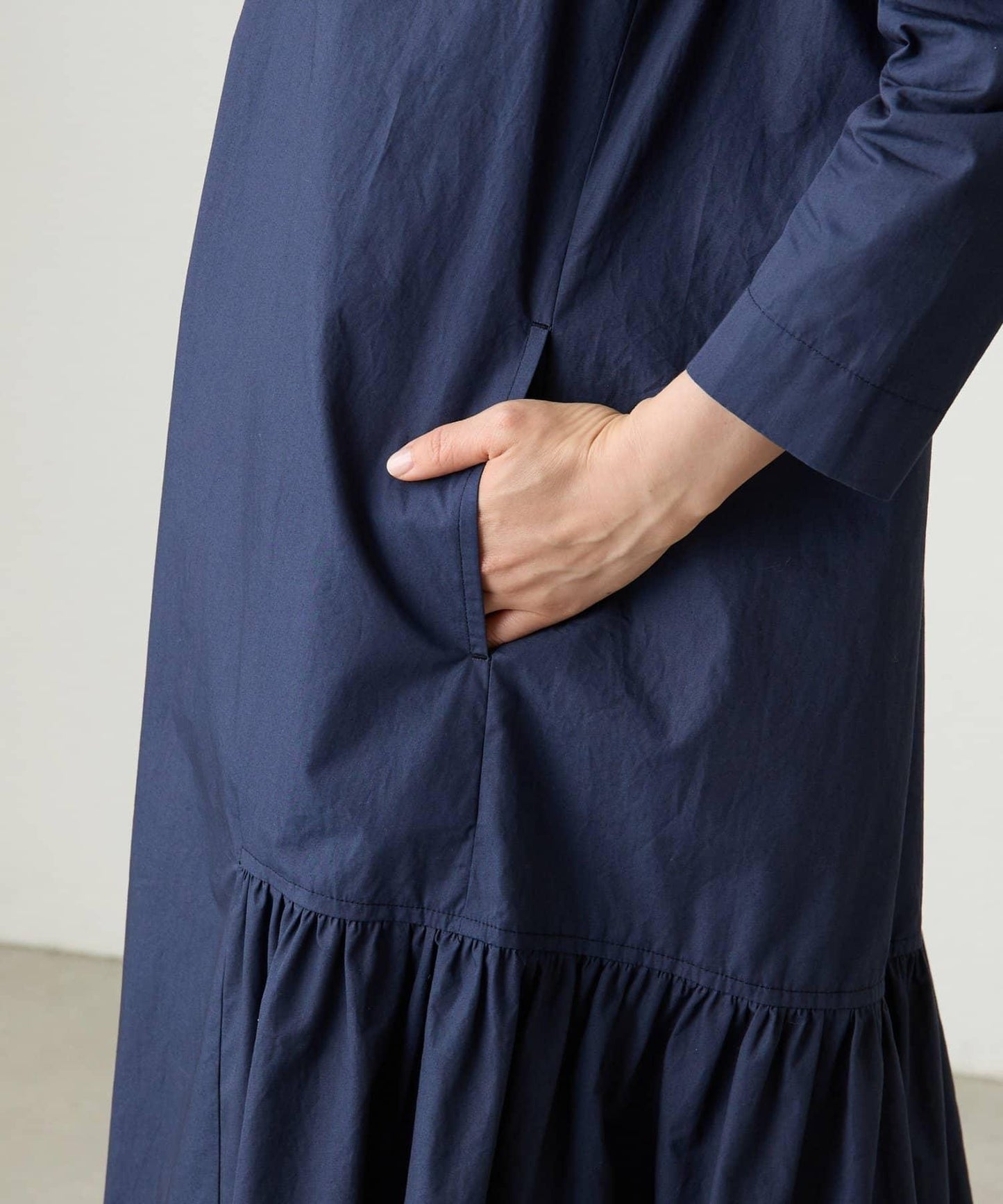 灰調低位褶皺連衣裙