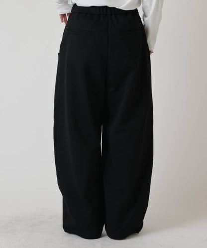 寬鬆版型 彎刀廓形 衛衣面料 褲子