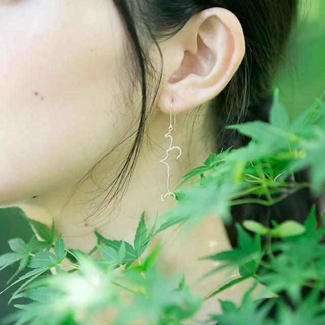 【ピアス】うつくしい ゴールド (K10) 片耳 | ひらがなアクセサリー | SAORI KUNIHIRO