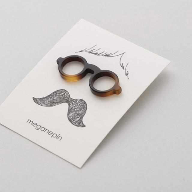 【ピンバッチ】ラペルピン・メガネホルダーになるピンバッチ megane pin (レッド) | 鯖江の眼鏡 | 匠市