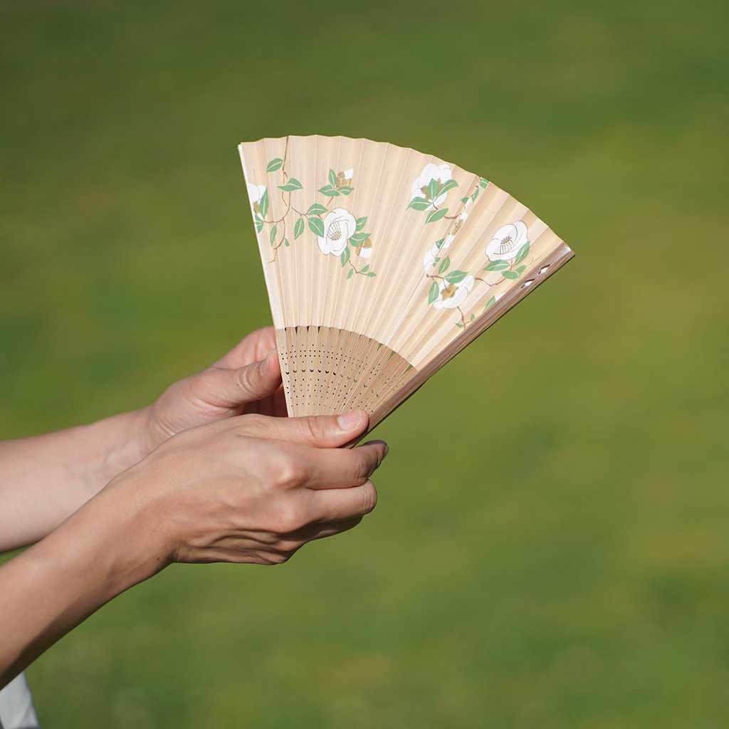 【扇子】女物 紙扇 白椿 | 京扇子 | 大西常商店