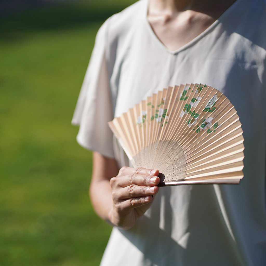 【扇子】女物 紙扇 白椿 | 京扇子 | 大西常商店