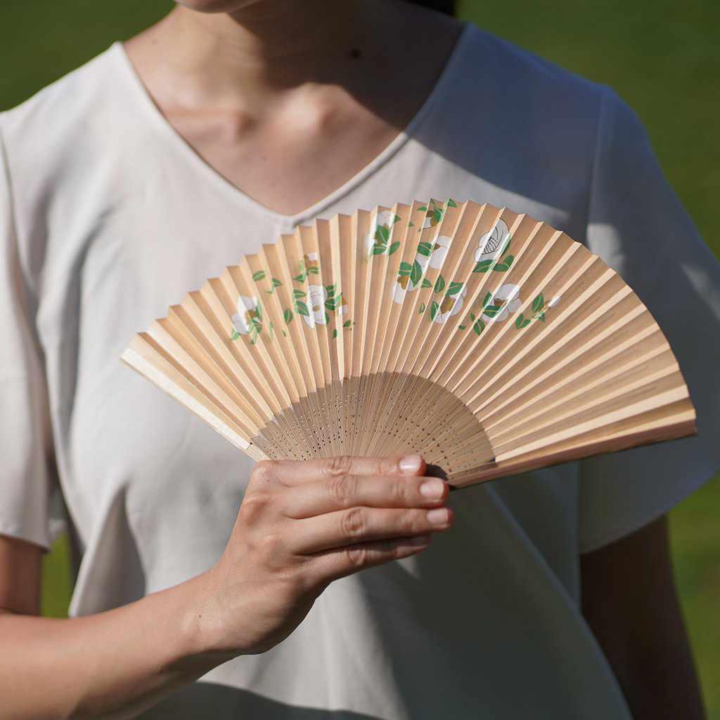 【扇子】女物 紙扇 白椿 | 京扇子 | 大西常商店