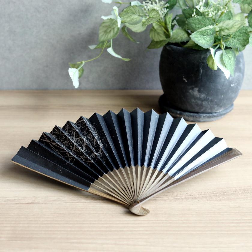 【扇子】箔図 image2 黒 唐木骨 7寸 | 京扇子 | 米原康人